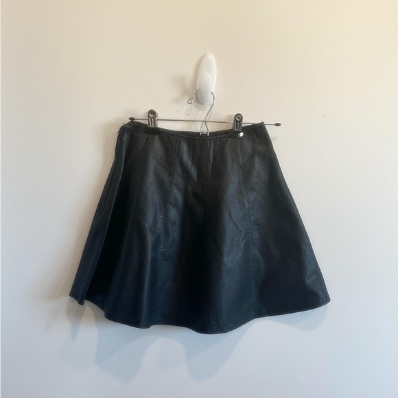 genuine leather skirt with nylon lining inside, size 8 (fits small) - Picture 1 of 4